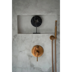 Objet décoratif en marbre noir avec veines blanches sur socle noir