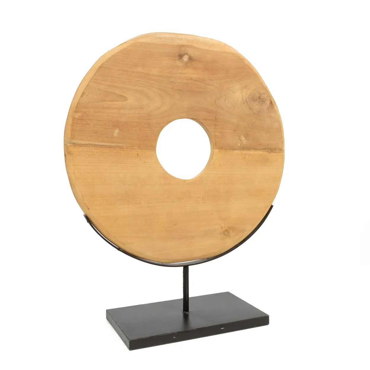 Sculpture en bois de donut sur support en métal noir, Disque décoratif en teck H60 cm