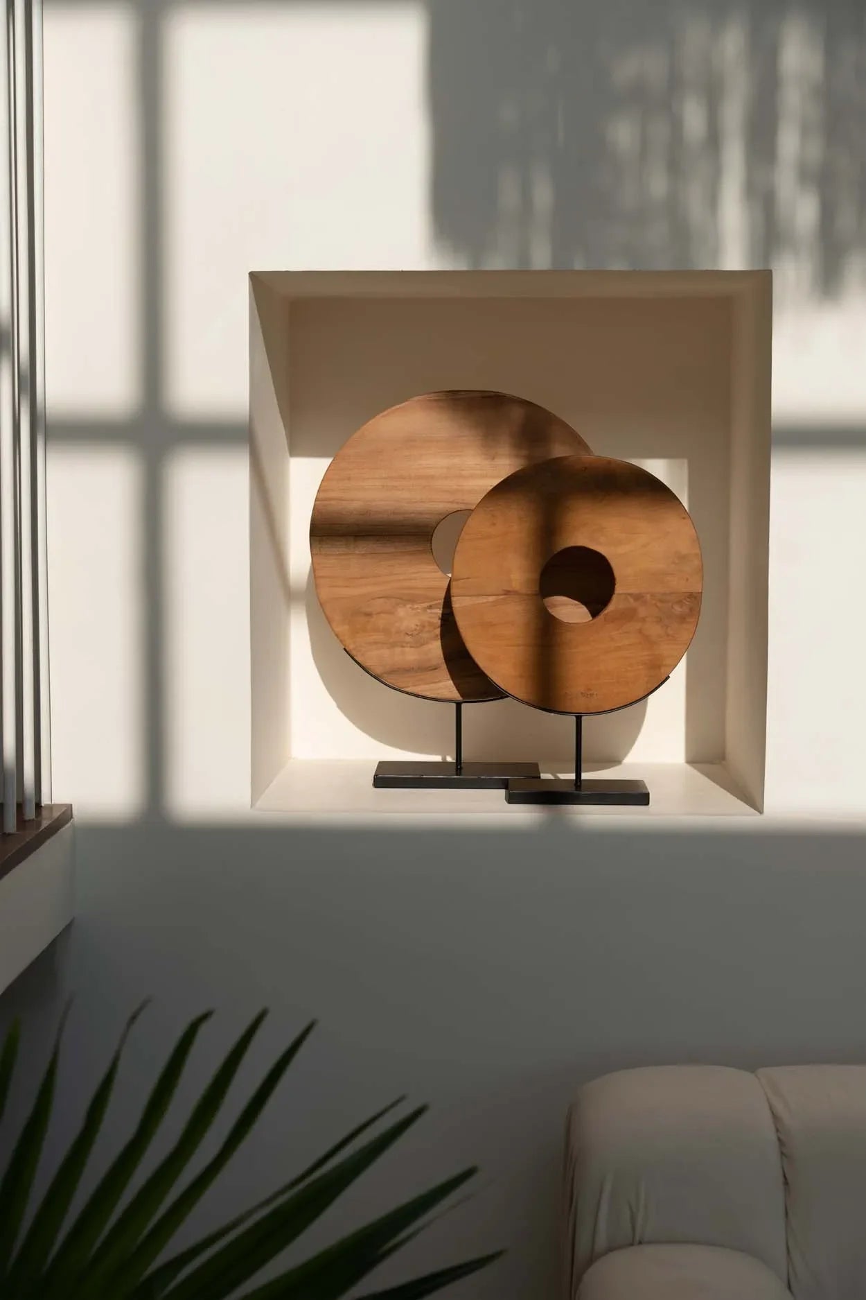 Sculptures circulaires en teck avec trou central sur support en bois H60 cm