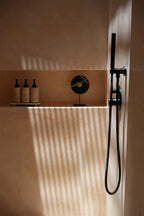 Accessoire de douche moderne en marbre noir sur support pour élégance et style
