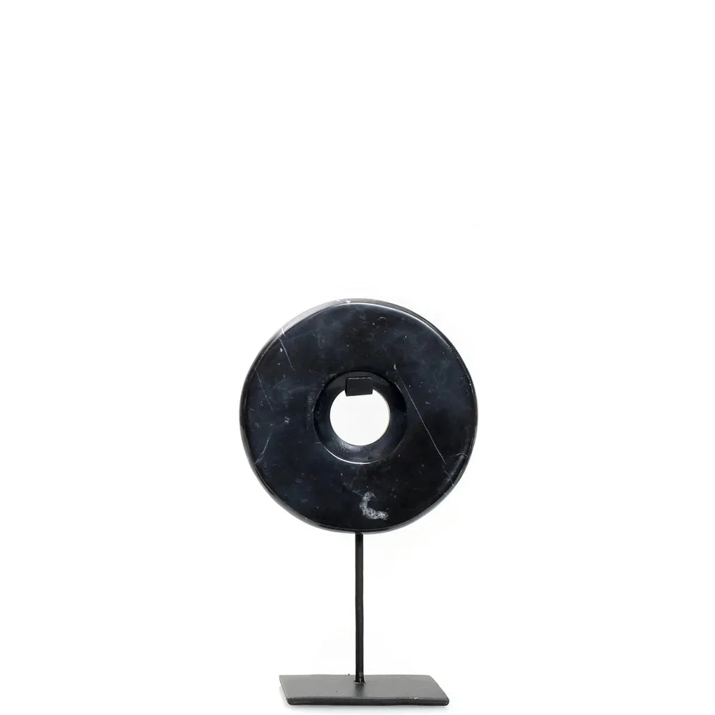 Disque en marbre noir sur support métallique élégant pour décoration ou exposition