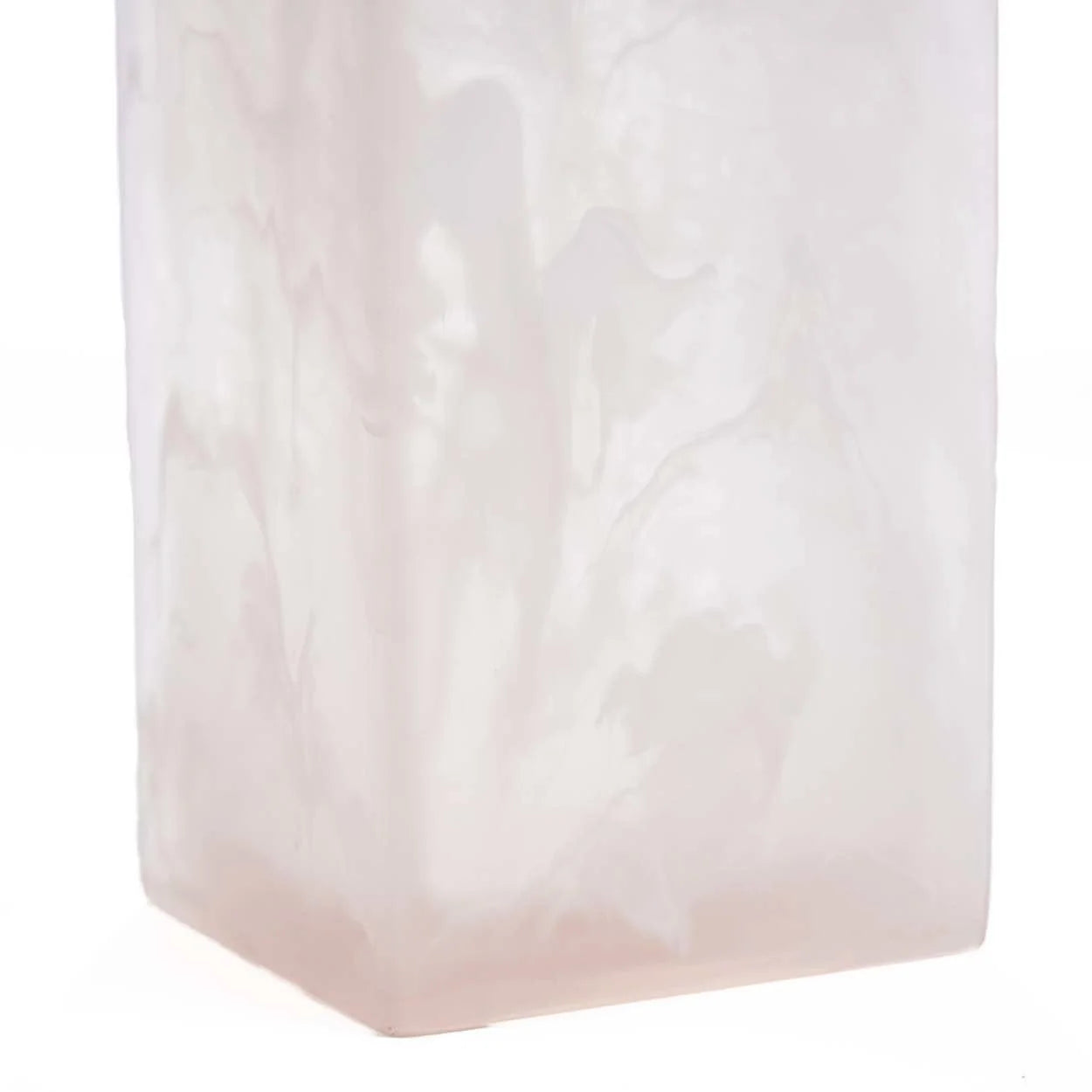 Vase rectangulaire en résine marbrée rose et blanche avec veines translucides