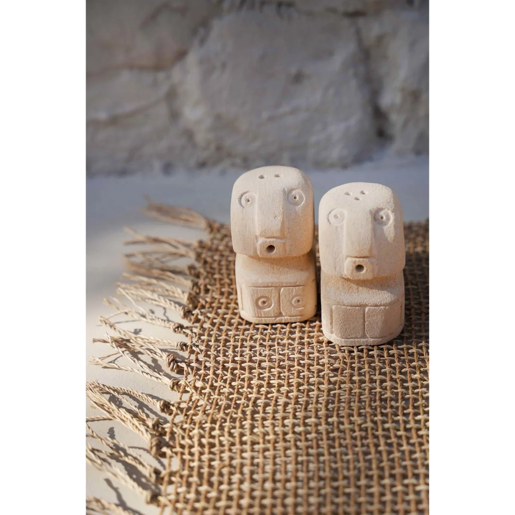 Duo salière poivrière en grès naturel forme totem 7 cm