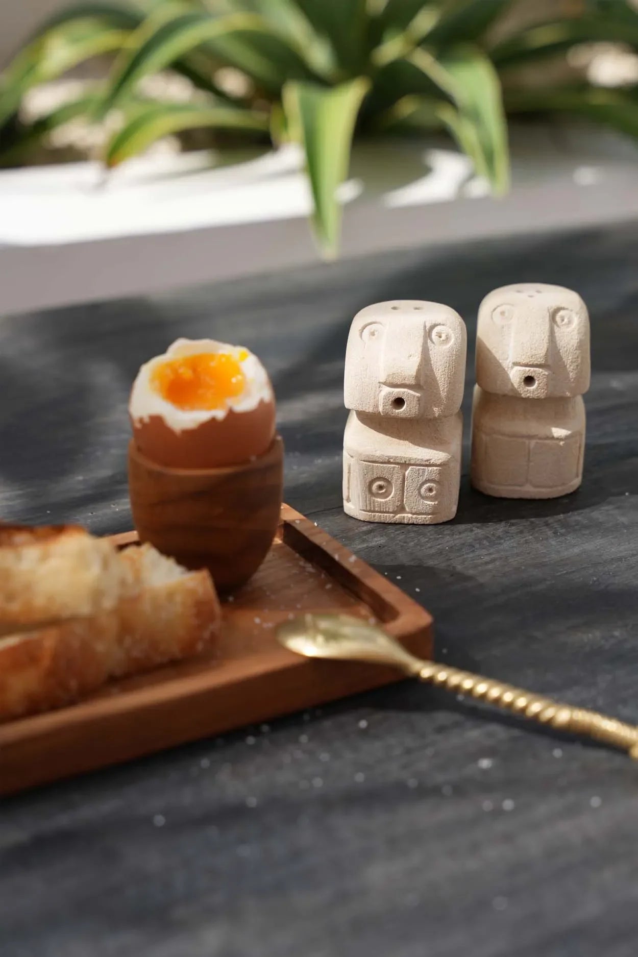 Plateau petit-déjeuner avec œuf, toast et salières en grès naturel forme totem