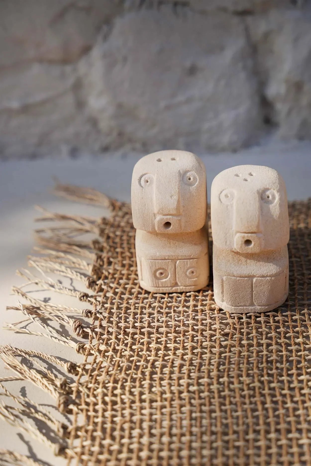 Salière et poivrière en grès naturel forme totem, 7 cm, sculptées en bois
