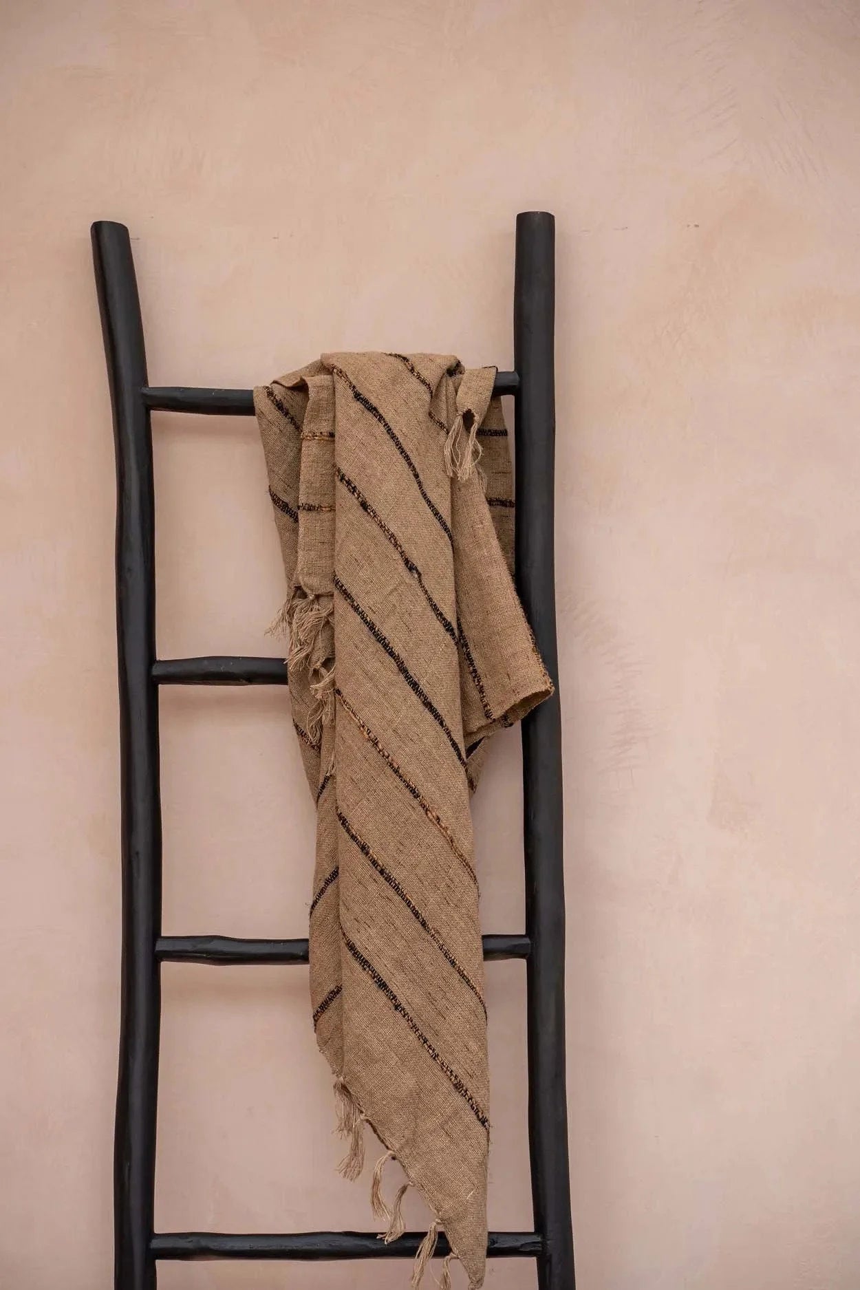 Échelle décorative en teck noir de 165 cm avec textile rayé beige et brun pour serviettes