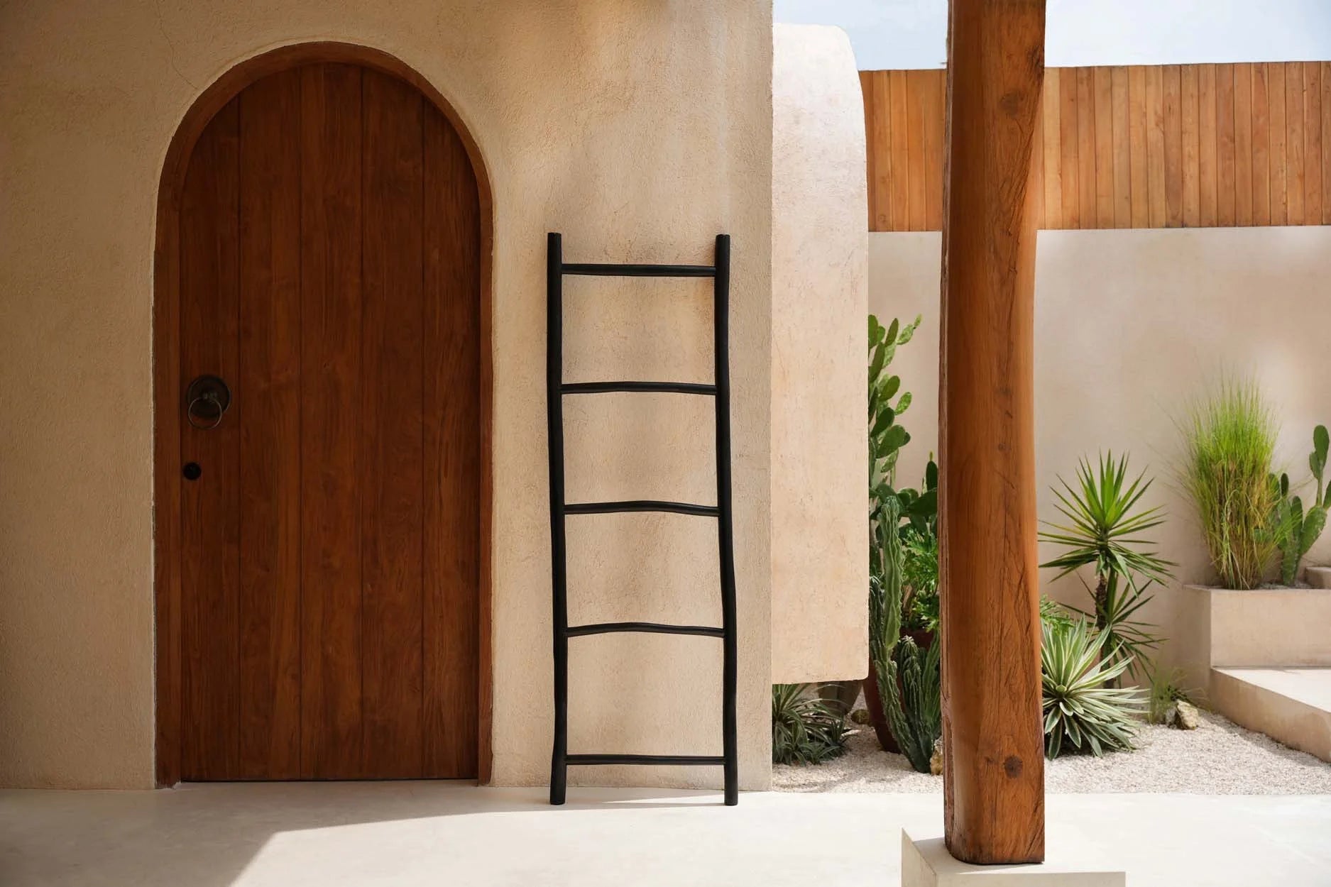 Échelle décorative en teck noir 165 cm pour serviettes contre un mur