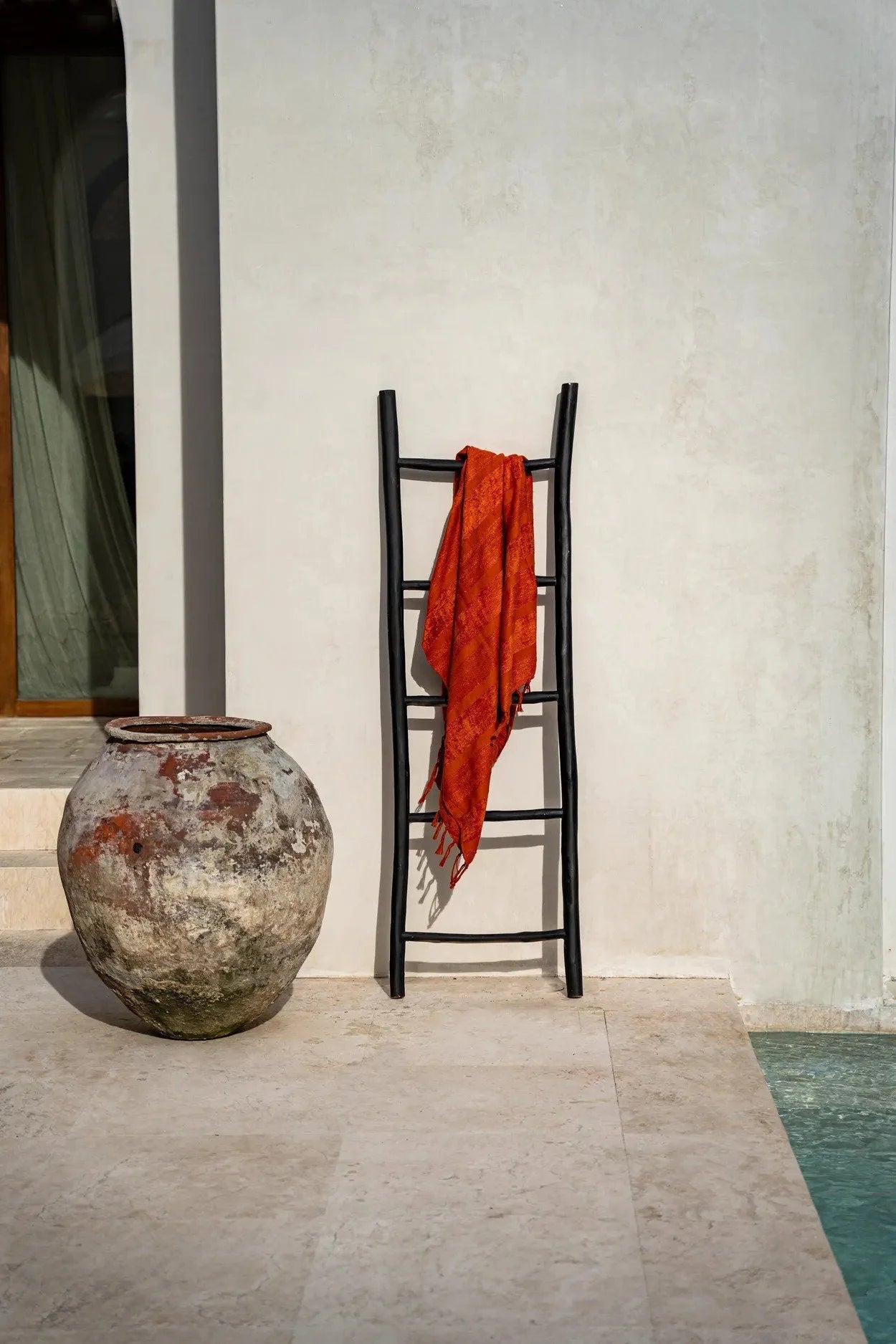 Échelle décorative en teck noir de 165 cm avec serviettes orange pour salle de bain