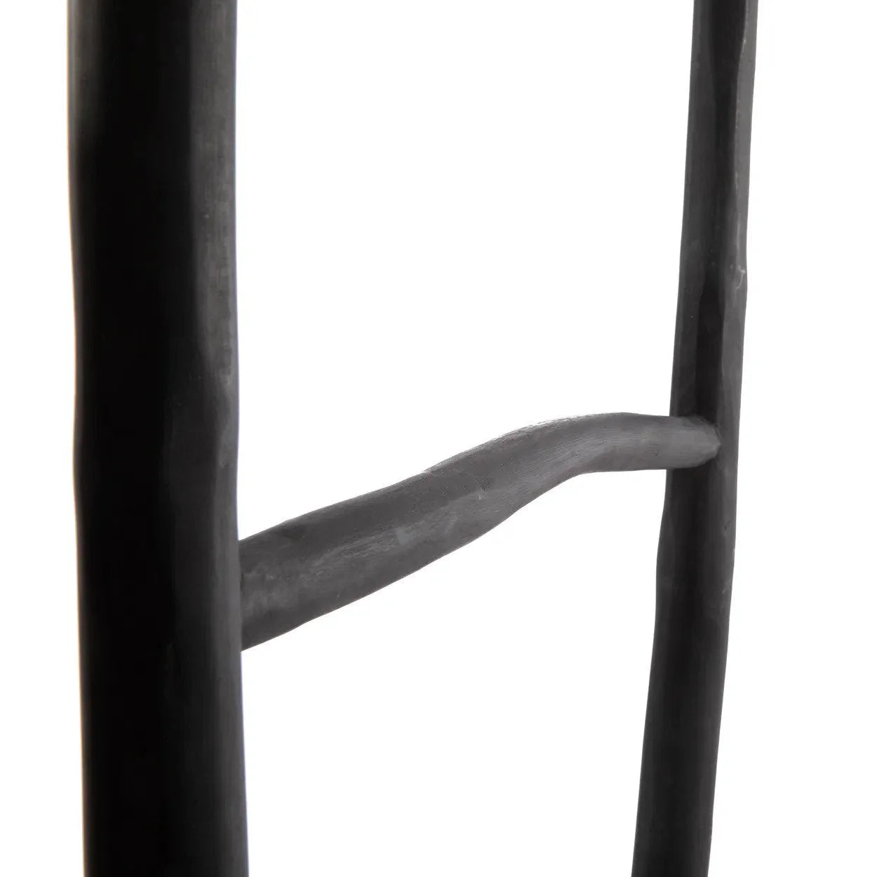 Main en métal sombre avec support vertical pour échelle décorative en teck noir 165 cm