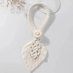 Zoom sur les détails du tressage en coton et perles en bois de l’embrasse rideau feuille.