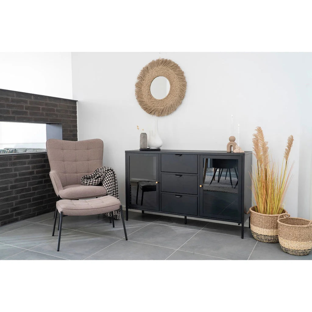 Meuble noir avec portes en verre, associé à lensemble de paniers en jonc de mer naturel et noir