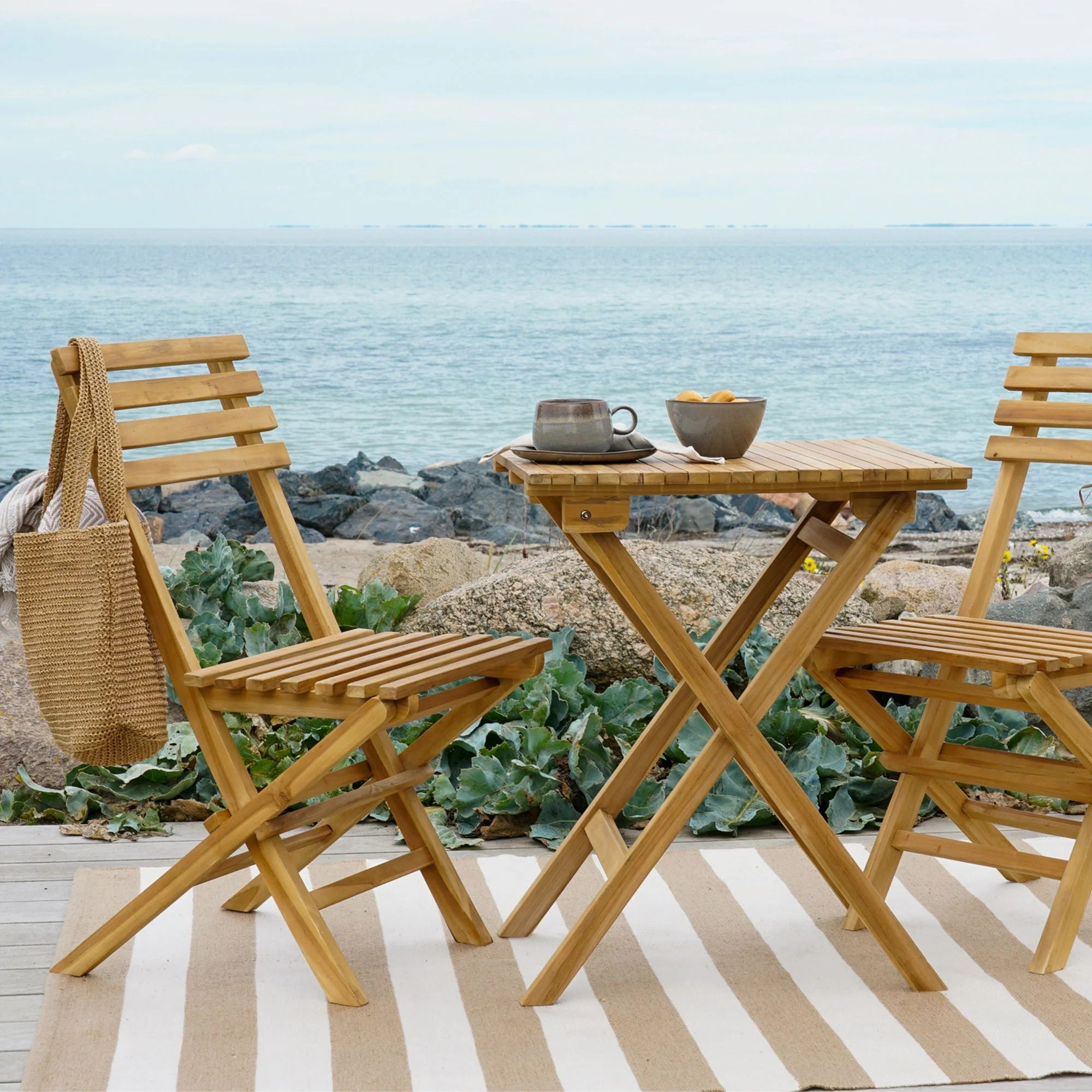 Table pliante en teck naturel avec deux chaises assorties pour patio extérieur