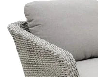 Fauteuil gris en osier tressé avec coussin moelleux, ensemble salon dangle extérieur