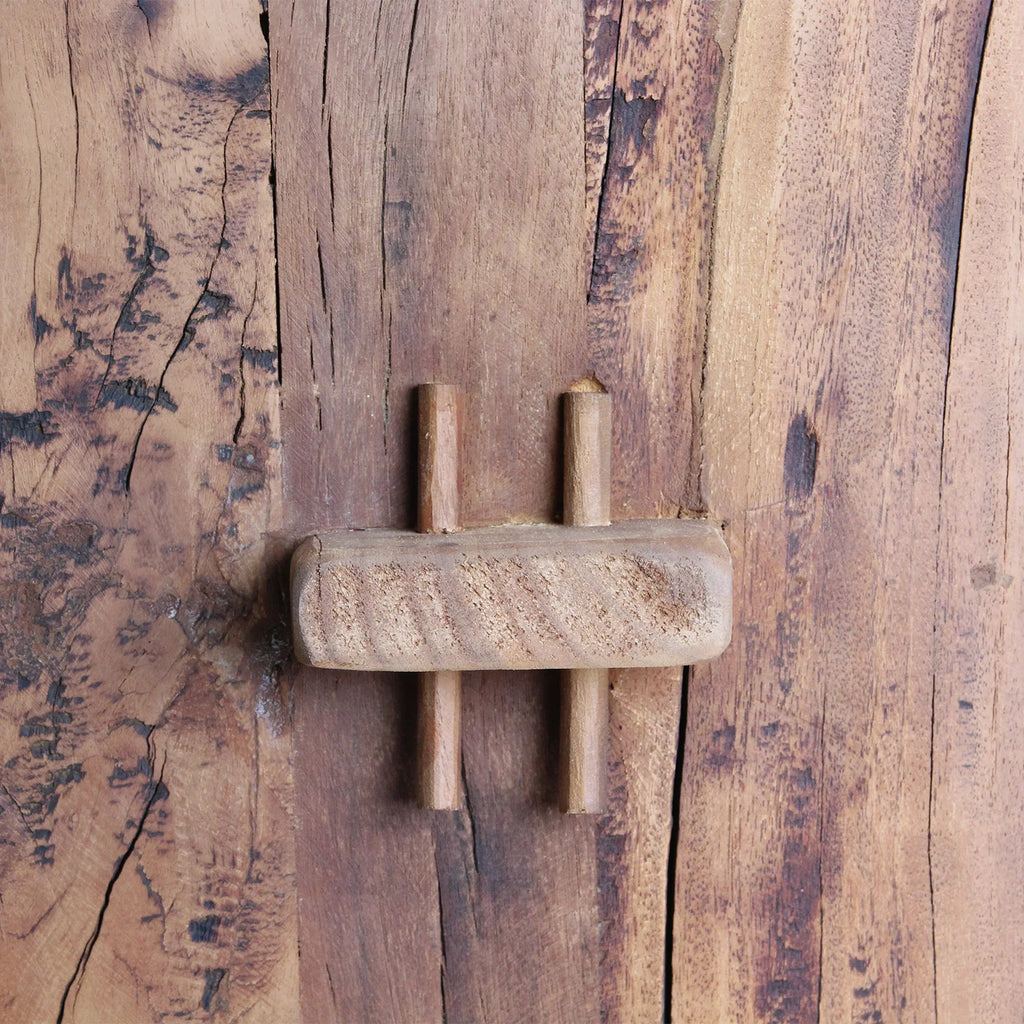 Loquet en bois recyclé brun patiné avec 4 chevilles verticales sur étagère 100x37 cm