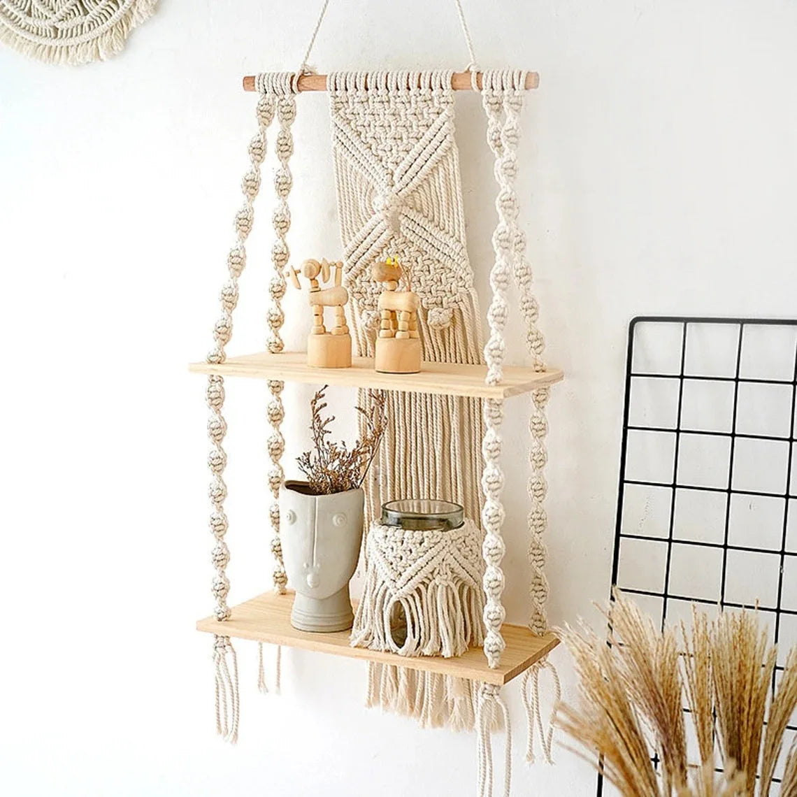 Étagère murale 2 niveaux en bois et macramé dans un salon