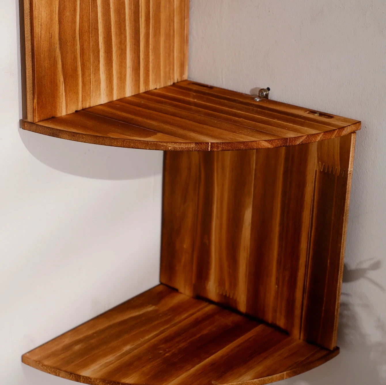Étagère murale d'angle en bois 4 niveaux gros plan 1