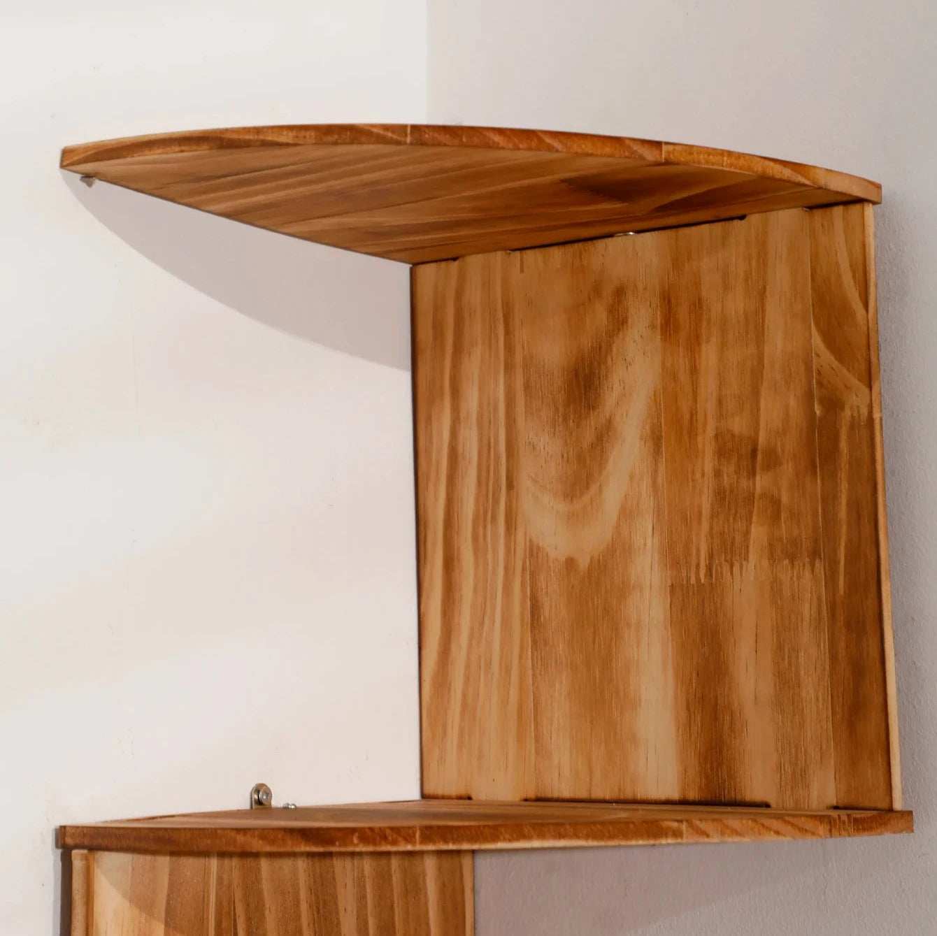 Étagère murale d'angle en bois 4 niveaux gros plan 2