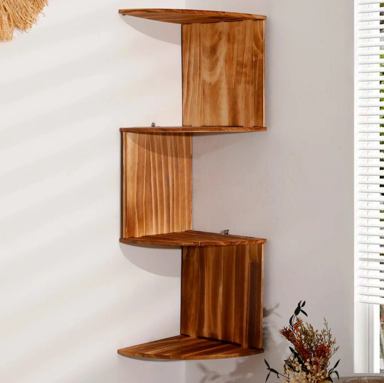 Étagère murale d'angle en bois 4 niveaux dans un salon