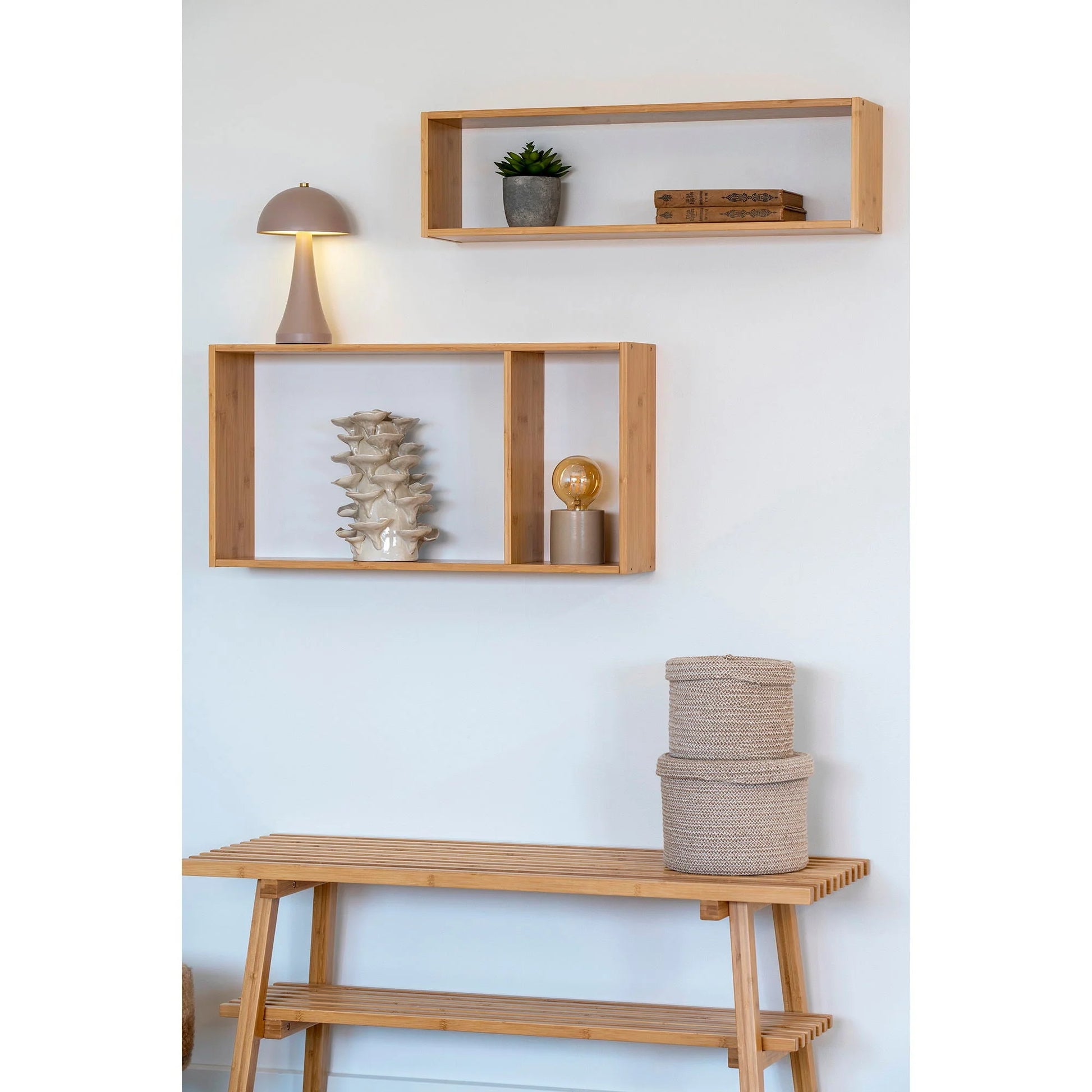 Étagère murale en bambou naturel avec étagères asymétriques et objets décoratifs
