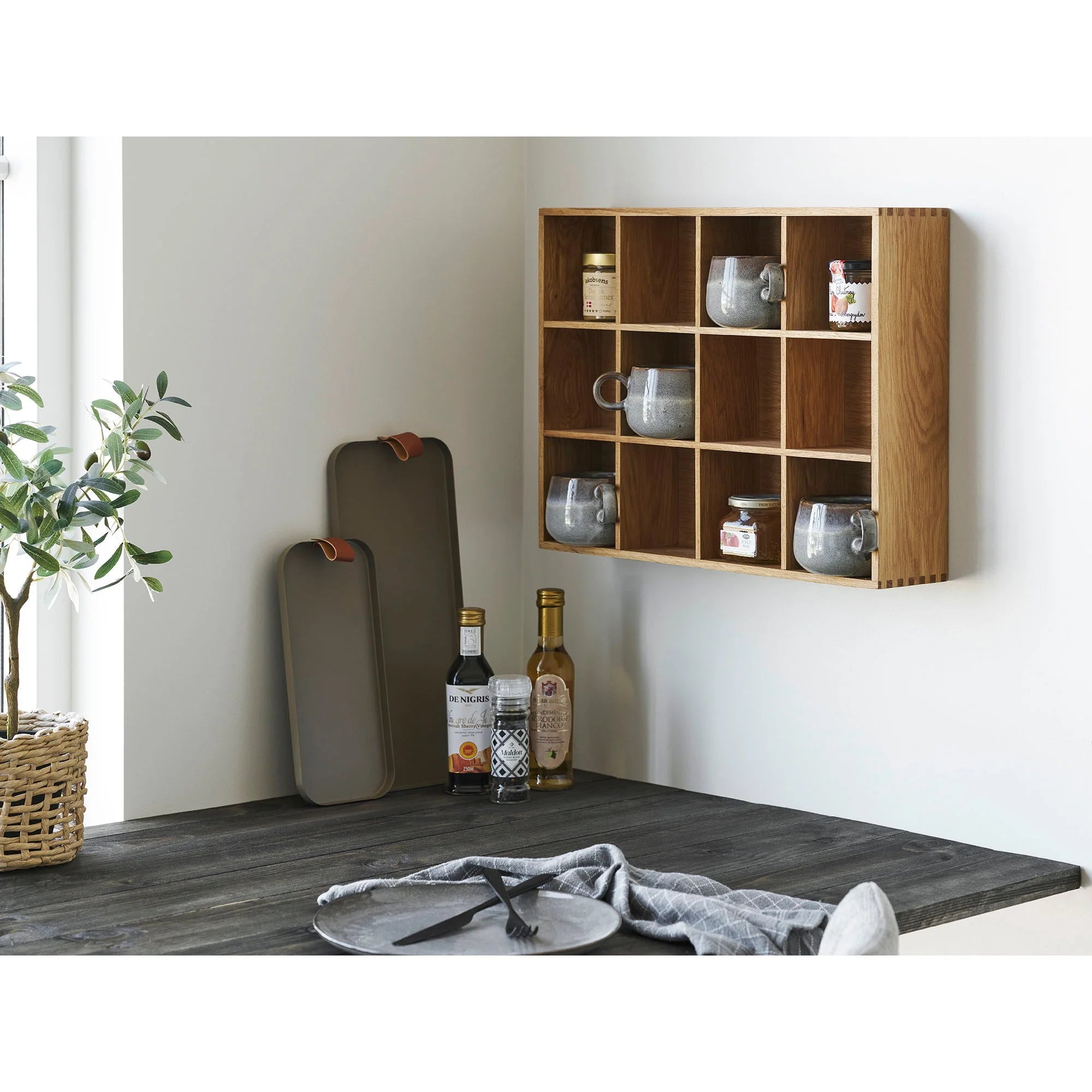 Étagère murale en bois de chêne naturel avec douze casiers, dimensions 39x11x51 cm