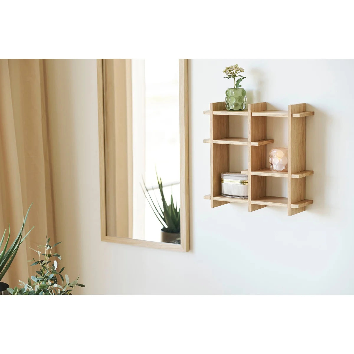 Étagère murale en bois clair avec compartiments asymétriques 40x12x40 cm