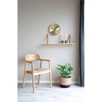 Chaise en bois avec siège tressé, idéale pour étagère murale en bois hévéa et cuir marron