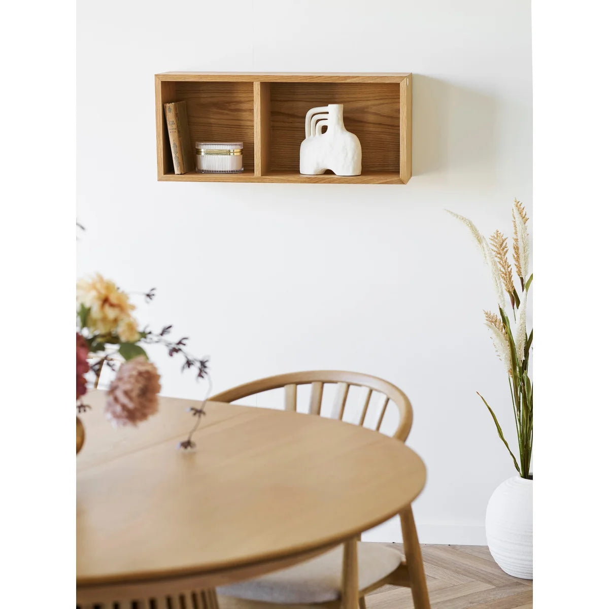 Étagère murale en bois naturel clair, 71x20 cm, avec vase et livres