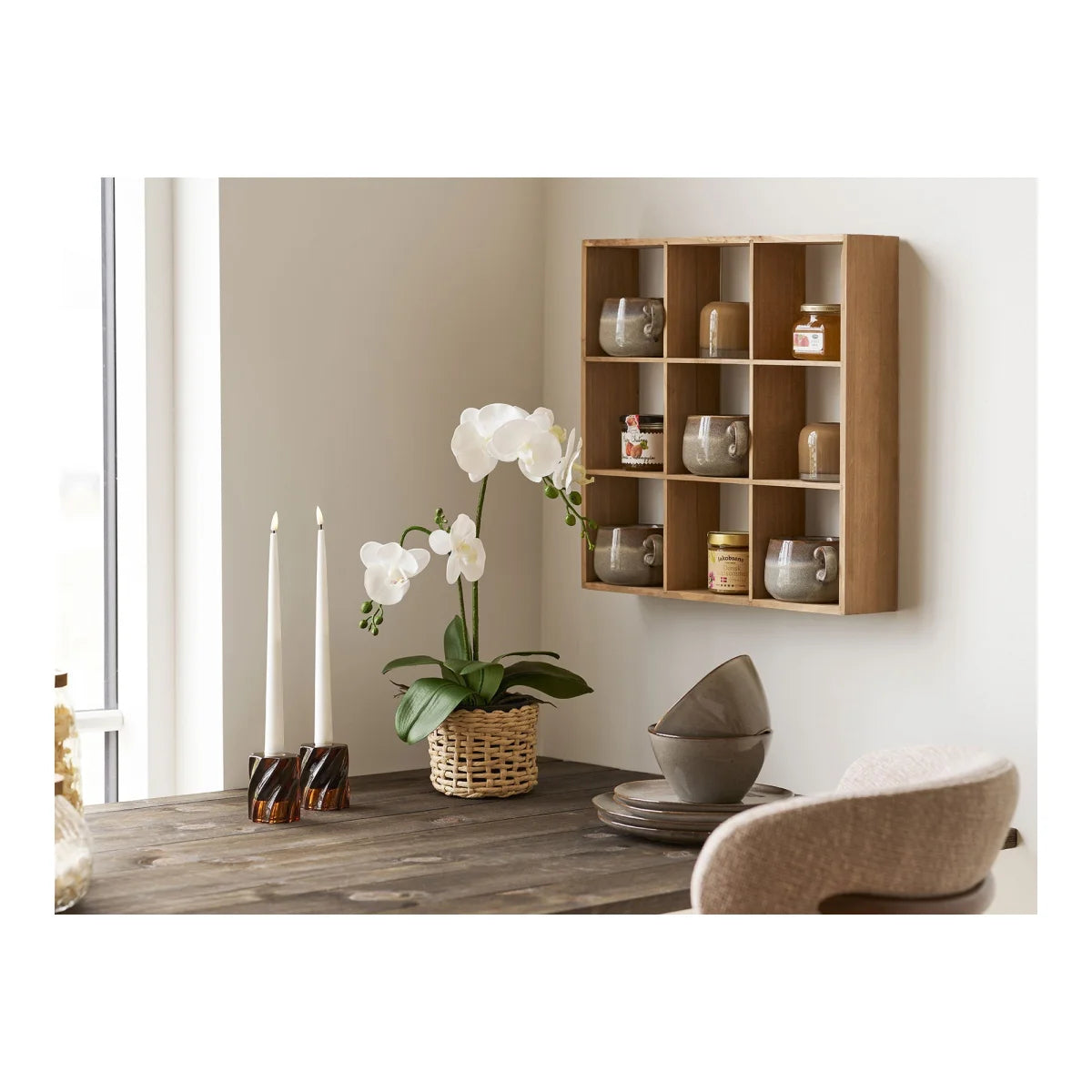 Étagère murale en bois de pin naturel à 9 casiers carrés avec jars et mugs