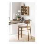 Tabouret de bar en tissu clair avec cadre en bois et dossier rond pour décoration intérieure