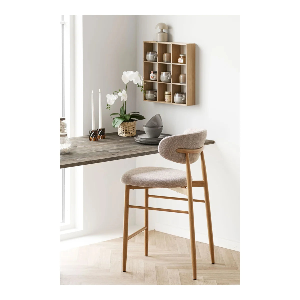 Tabouret de bar en tissu clair avec cadre en bois et dossier rond pour décoration intérieure