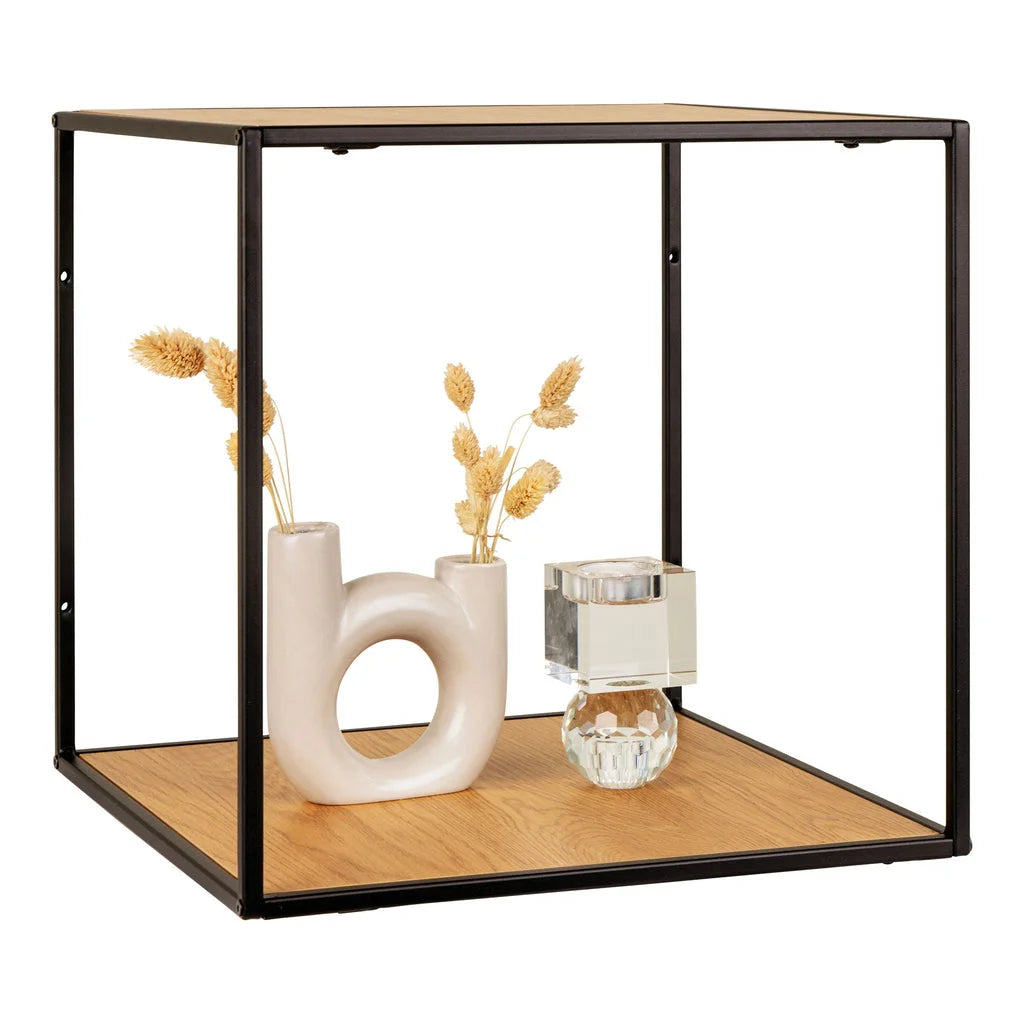 Étagère murale carrée en bois chêne et métal noir avec objets décoratifs