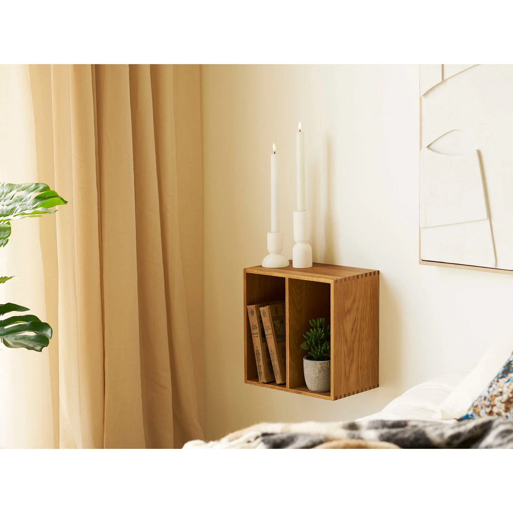 Étagère murale en chêne naturel à deux niches, 30x18 cm, avec livres et plante