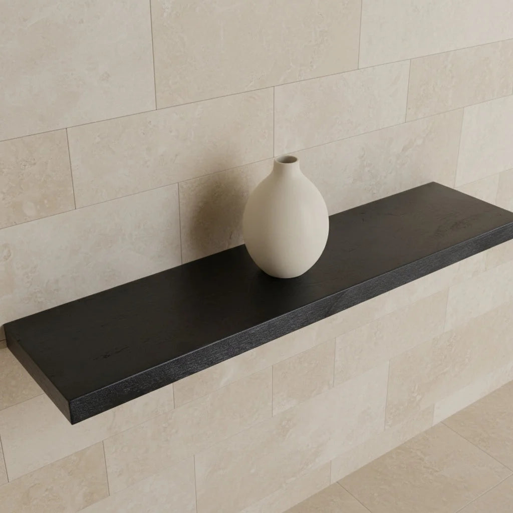 Étagère murale flottante noire en bois recyclé 80x18 cm avec vase blanc