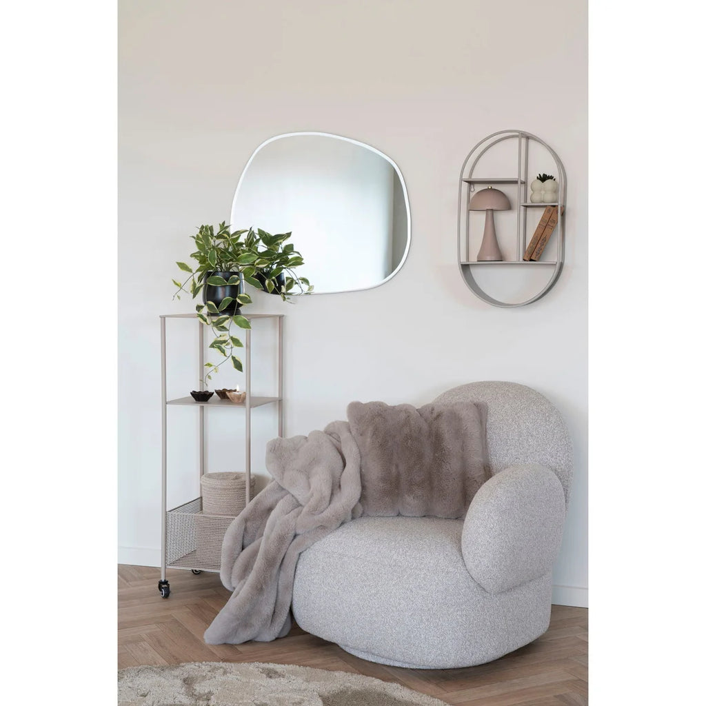 Fauteuil gris texturé doux avec plaid en fourrure moelleuse sur dossier et siège arrondis