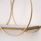 Étagère murale ronde en métal et bois doré gros plan