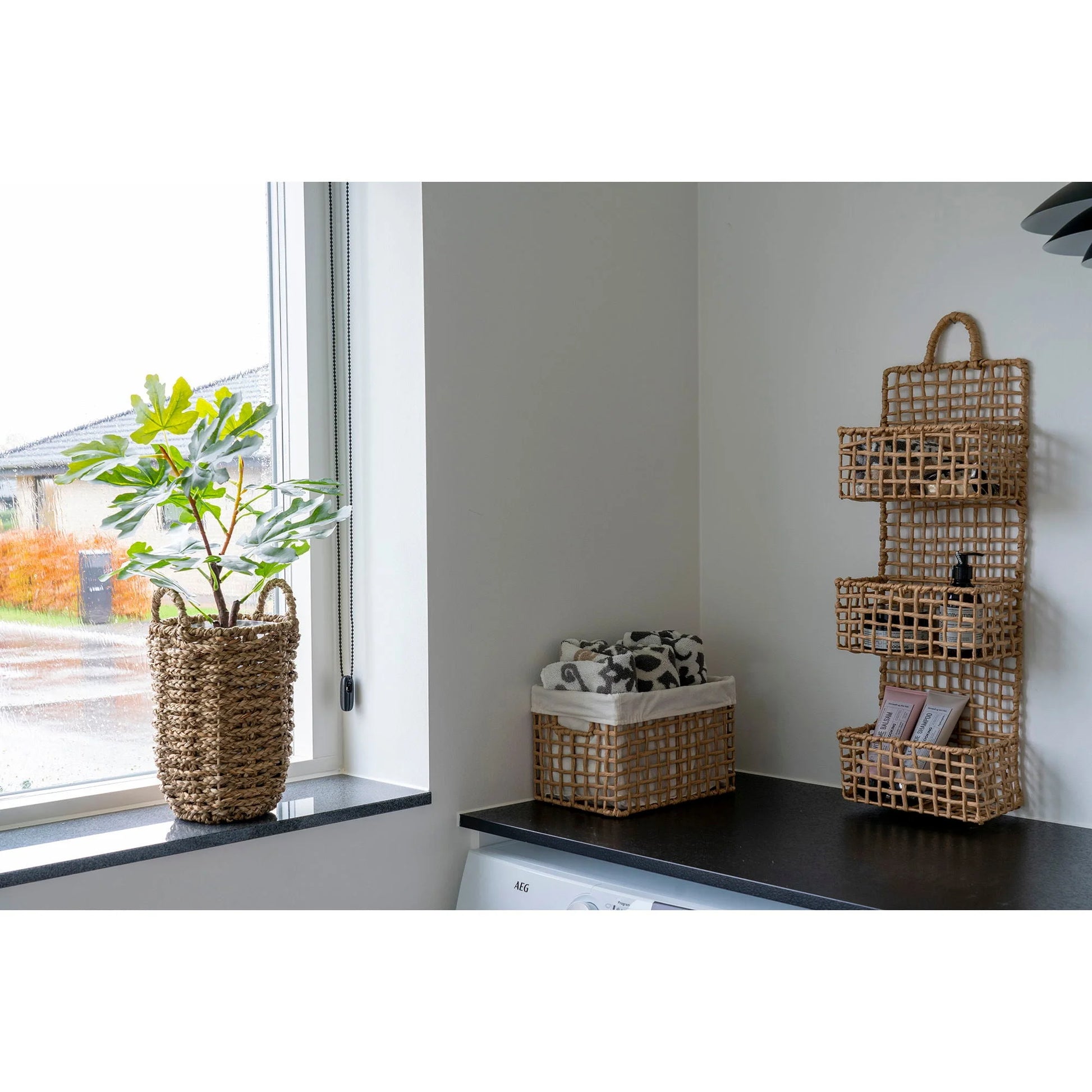 Panier de rangement tressé en rotin naturel sur une étagère murale Étagère murale en rotin tressé naturel avec poignée 25x