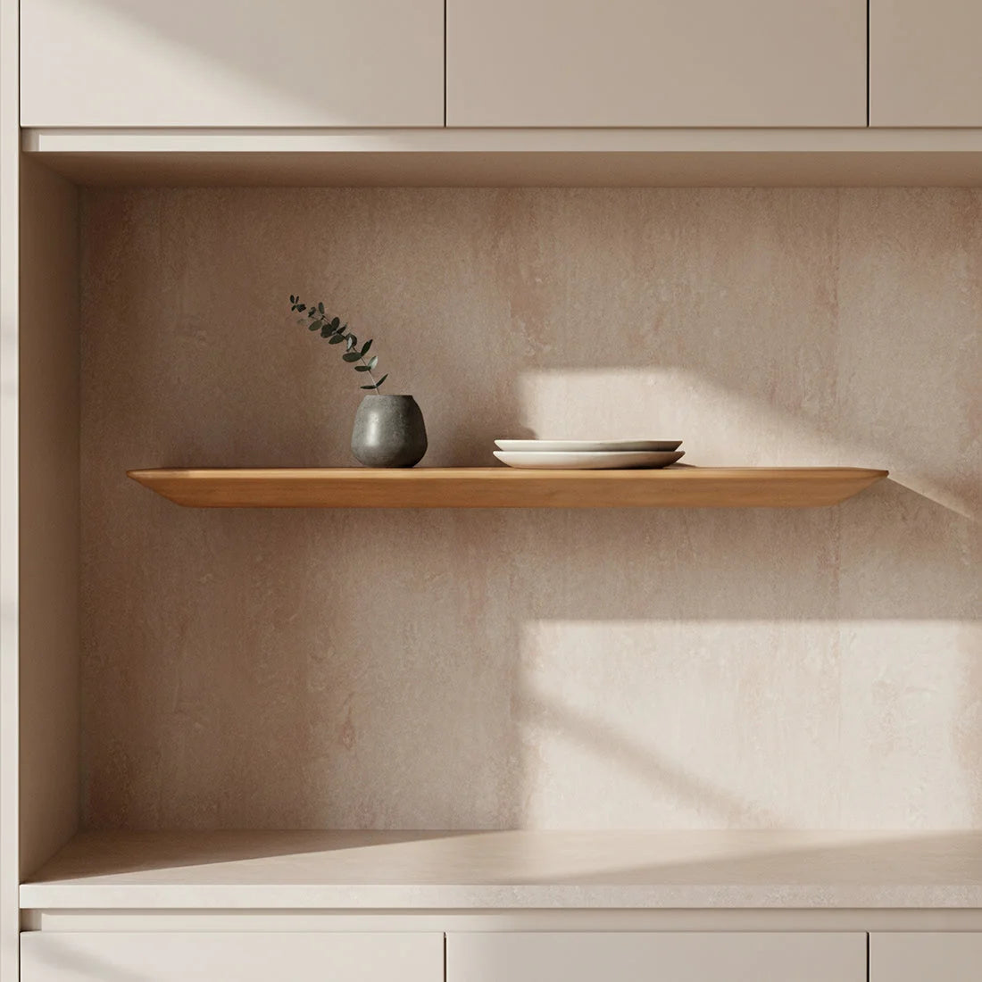 Vase en céramique gris mat avec branches d’eucalyptus sur étagère en teck 60x16 cm