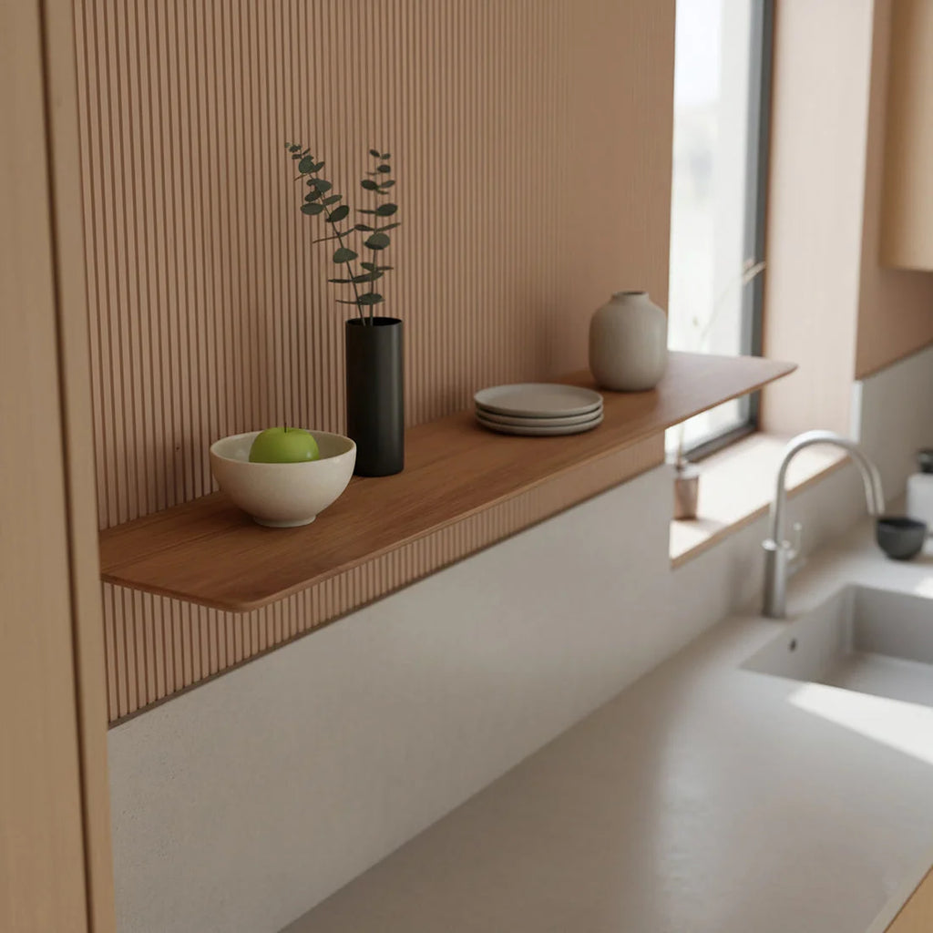 Vase cylindrique noir avec branches d’eucalyptus sur étagère murale en teck 90x16 cm