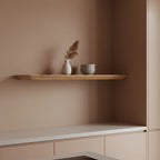 Vase céramique blanc minimaliste avec pampa séchée sur étagère murale en teck