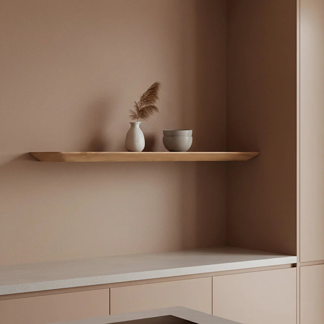 Vase céramique blanc minimaliste avec pampa séchée sur étagère murale en teck