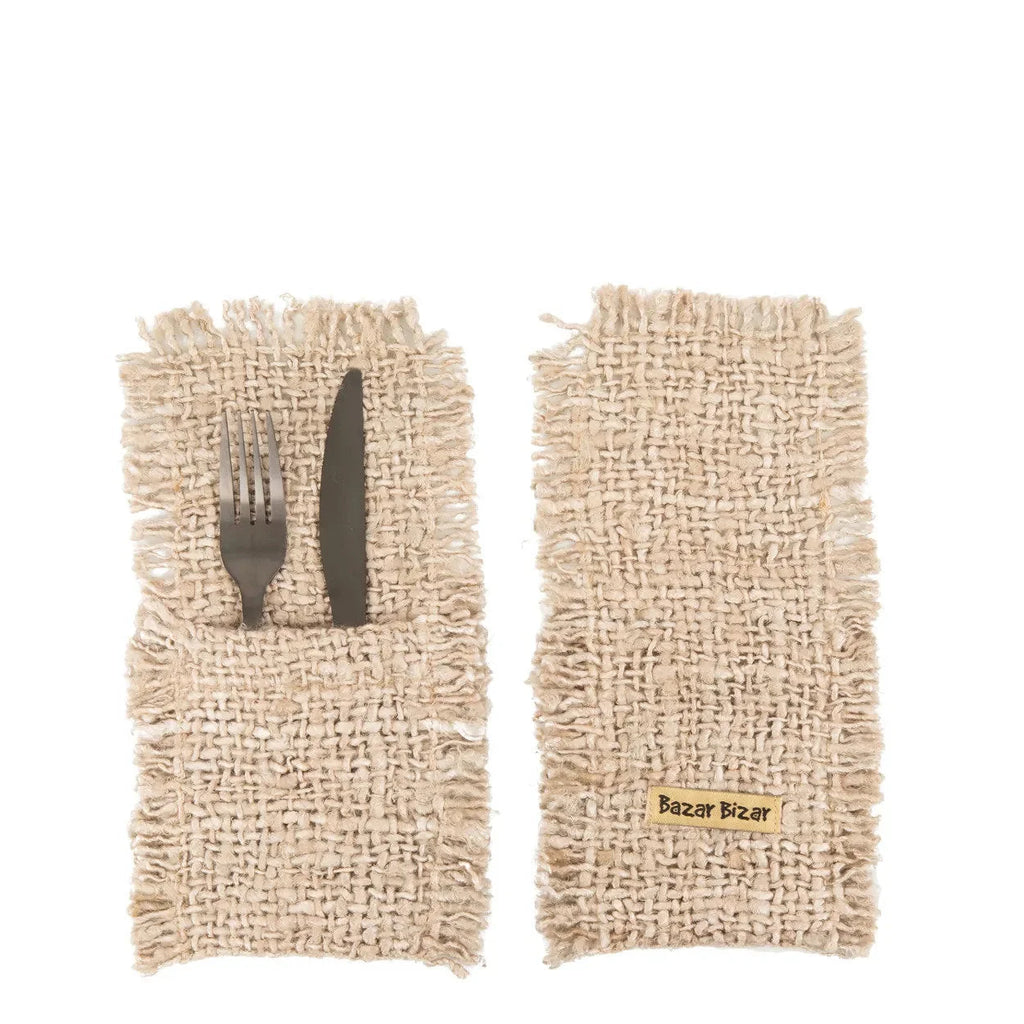 Étuis à couverts en coton doux beige avec étiquette Bazar Bizar et couverts rustiques