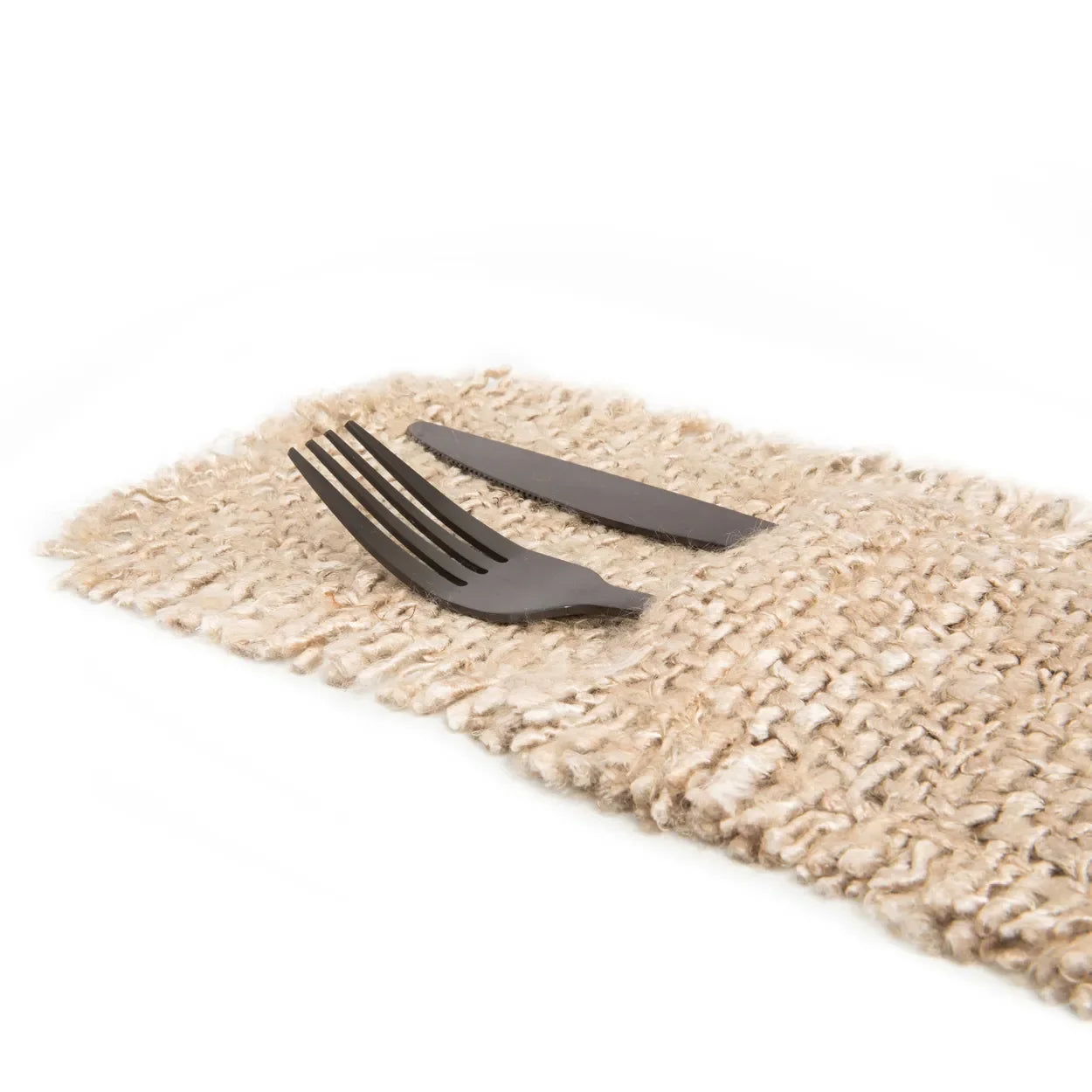 Four étuis à couverts en coton doux beige avec une fourchette et un couteau marron foncé