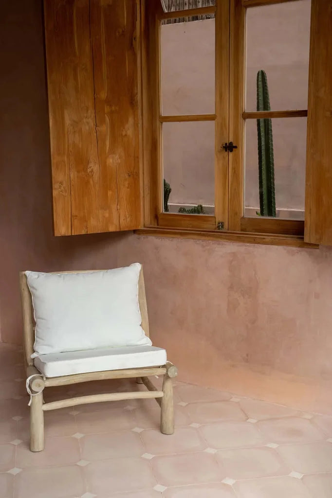 Fauteuil une place de l’île en bois avec coussins blancs naturels pour salon intérieur