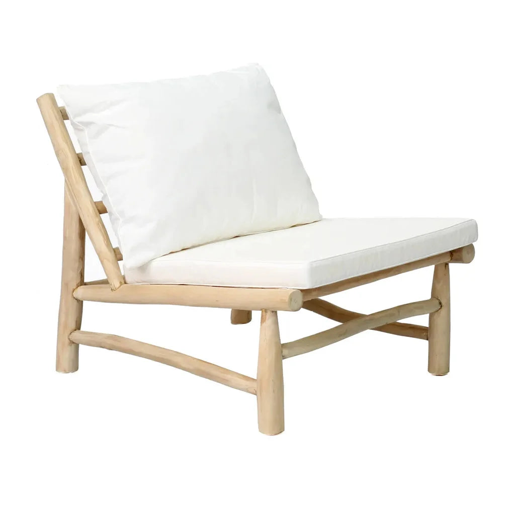 Chaise en bois avec coussins blancs pour le fauteuil une place de l’île Blanc naturel