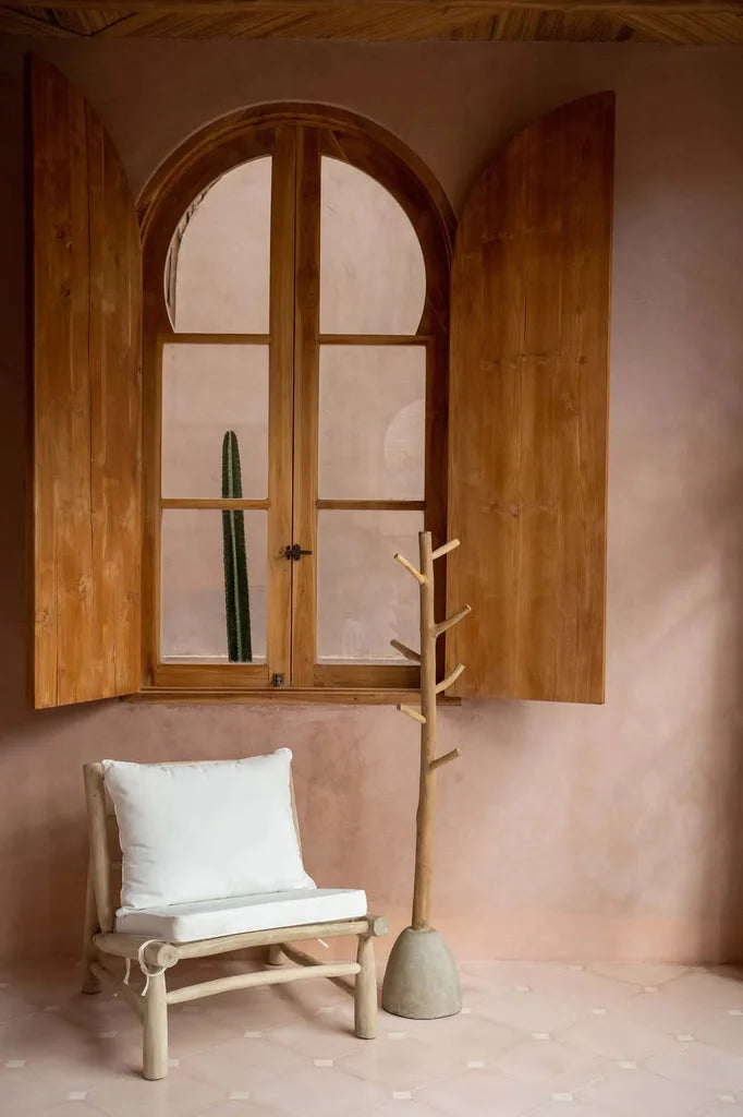 Chaise rustique avec coussin blanc pour Le fauteuil une place de l’île Blanc naturel