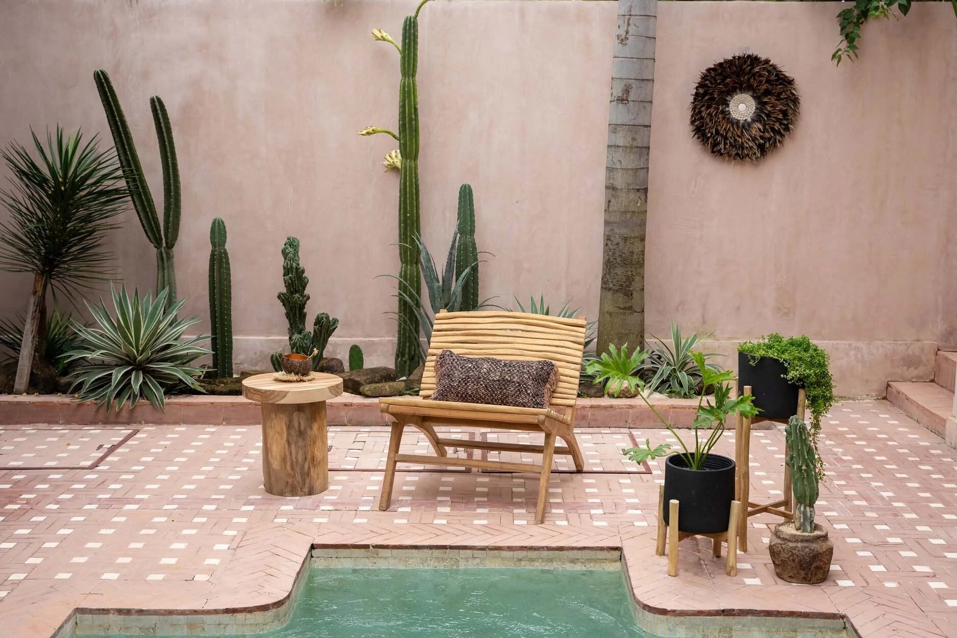 Fauteuil en teck naturel pour extérieur couvert avec coussin à motif