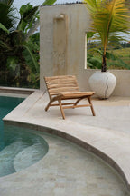 Fauteuil en teck naturel pour extérieur couvert avec structure ondulée et jambes inclinées