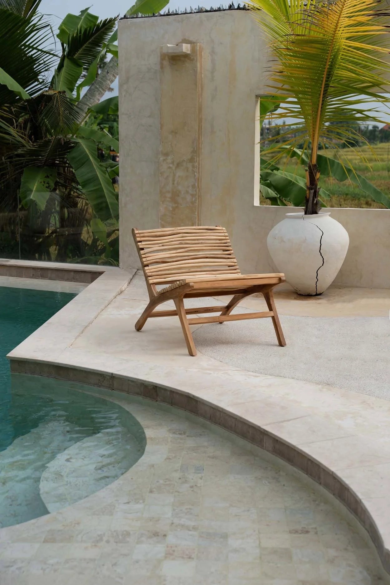 Fauteuil en teck naturel pour extérieur couvert avec structure ondulée et jambes inclinées
