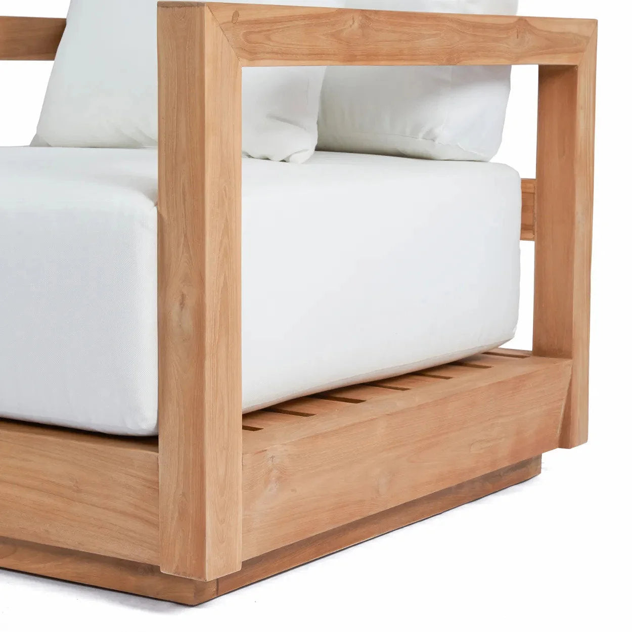 Fauteuil en teck recyclé avec coussins blancs pour extérieur ou véranda – 85x77 cm