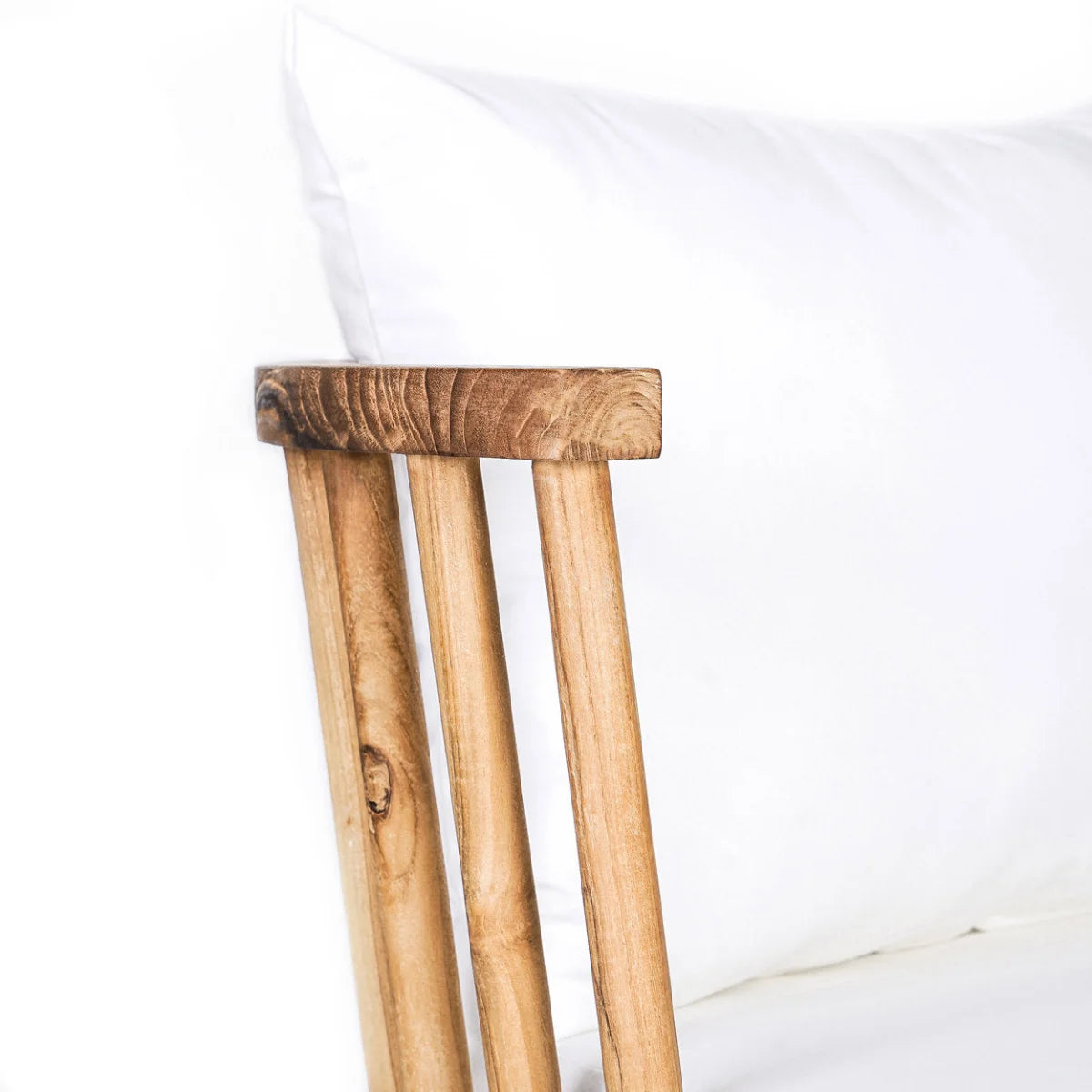 Tabouret en bois clair avec trois jambes et siège rectangulaire, parfait pour salon ou terrasse